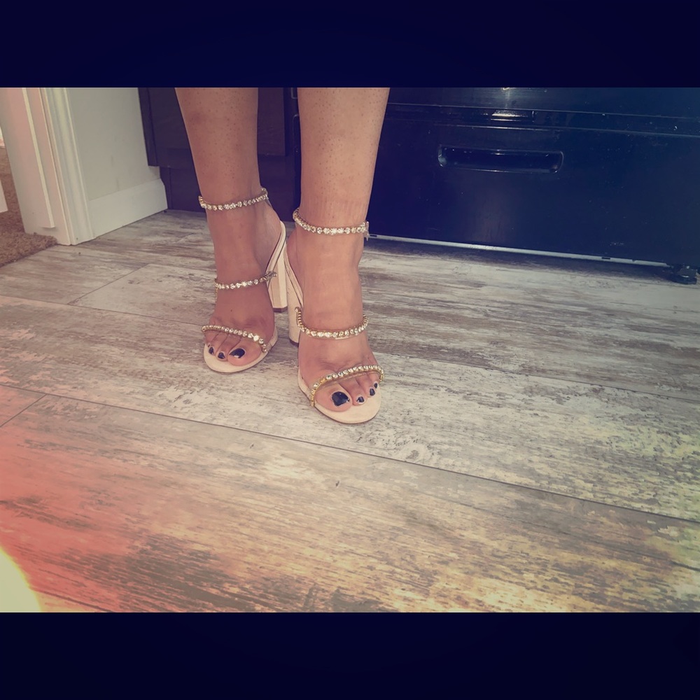 Nude strap heals